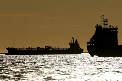 Guerra Irán-Israel dispara petróleo a USD 100 mientras Trump busca contener precios