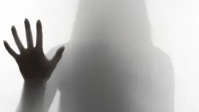 Hombre obligó a su esposa a ofrecer servicios sexuales a más de 120 hombres en Suecia