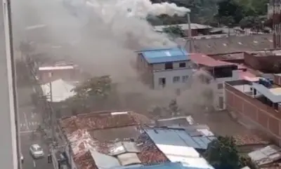 Incendio en barrio Girardot de Bucaramanga moviliza a Bomberos para proteger viviendas cercanas
