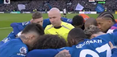 Insólito momento en la Premier League: árbitro queda atrapado en arenga del Chelsea