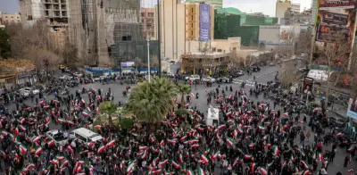 Irán entierra al almirante Shamjani con honores militares y llamadas a la venganza