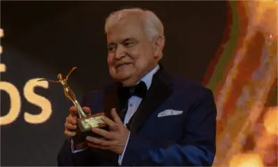 Jorge Barón recibe homenaje en los Behind The Stars Awards por su trayectoria televisiva
