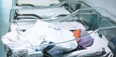 La autonomía femenina y la falta de compromiso masculino: claves en la caída global de la fecundidad