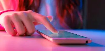 Límites legales en Colombia para publicar fotos de hijos en redes sociales