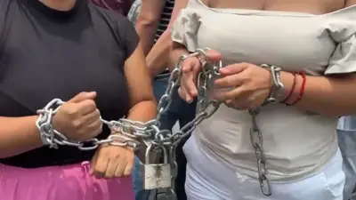Madres se encadenan a Nueva EPS en Villavicencio por falta de atención a hijas con parálisis cerebral