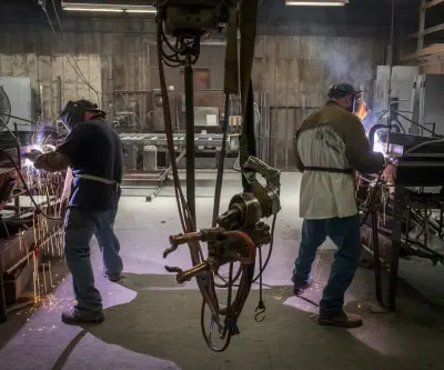 Manufactura de EE.UU. crece pero costos se disparan antes de ataques a Irán