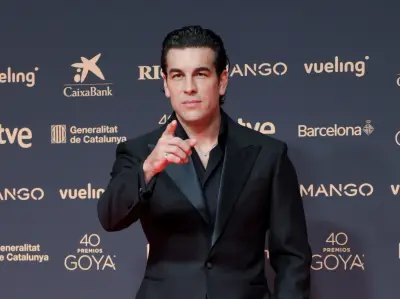Mario Casas deslumbra en los Goya 2026 con un peinado 'curly' que marca tendencia masculina