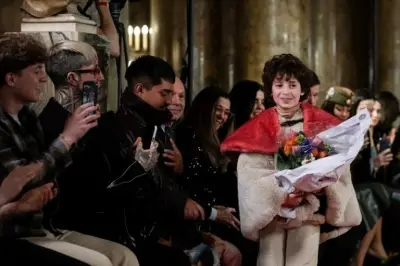 Max Alexander, el niño diseñador de 9 años, deslumbra en su debut en la Semana de la Moda de París