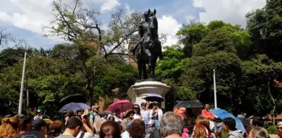 Medellín intensifica cruzada para recuperar su centro histórico con limpieza y turismo cultural