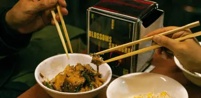 Mubi y Wú Dumplings crean experiencia gastronómica inspirada en 'Blossoms Shanghai' de Wong Kar Wai