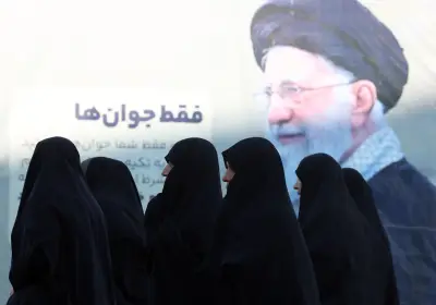 Mujer iraní revela vida bajo el régimen y futuro femenino tras muerte de Jameneí