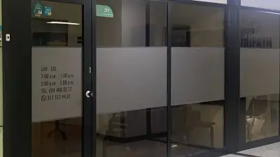 Mujeres en Medellín denuncian presuntos abusos de urólogo y exigen justicia