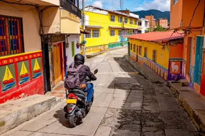 Multa de $1.2 millones por circular en aceras: sanción a motociclistas que evitan trancones