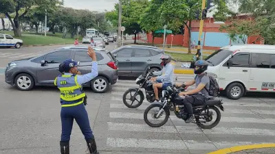 ¿Multan por no tener la placa marcada en el casco de moto? La ley 2022 lo aclara