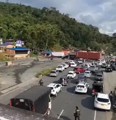 Nuevos bloqueos paralizan la vía al puerto de Buenaventura en el Valle del Cauca