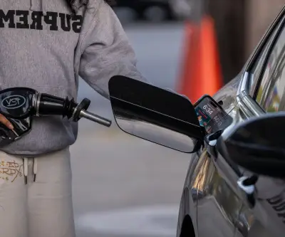 Precio de la gasolina en EE.UU. supera los US$4 por galón por impacto de guerra en Irán