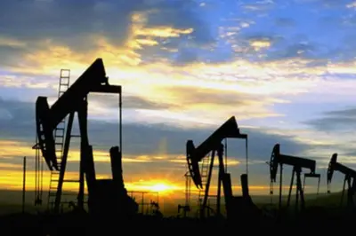 Precios del petróleo alcanzan máximo en dos años por cierre del estrecho de Ormuz