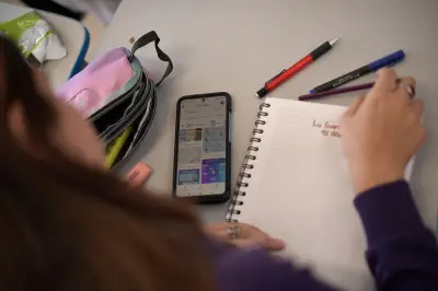 Prohibir celulares en clase mejora aprendizaje según estudio de profesor universitario