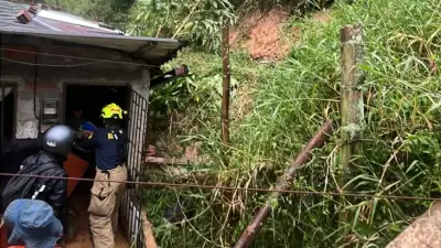 Rescatan a cuatro personas tras colapso de muro en vivienda de corregimiento de Medellín