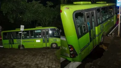 Socavón en El Poblado de Medellín tras lluvias intensas: bus queda atrapado