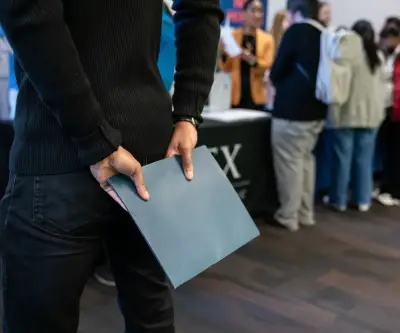 Solicitudes de subsidio por desempleo en EE.UU. caen a 205.000, señal de estabilidad laboral