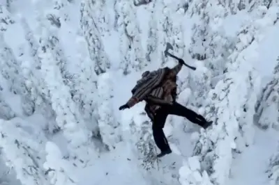 Streamer noruego se lanza desde acantilado de 20 metros sin protección y con un hacha