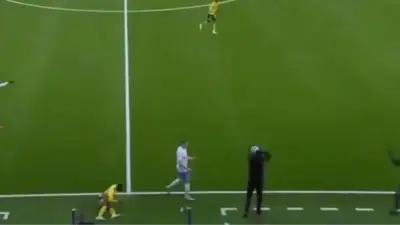 Técnico ejecuta saque de banda en Suecia y árbitros son suspendidos por no detectar infracción