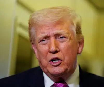 Trump busca financiación árabe para guerra contra Irán y amenaza con destruir sus instalaciones petroleras