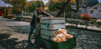 Vendedor de cocos estudia de noche en el Sena Atlántico para ser técnico en refrigeración