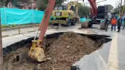 Acueducto de Bogotá estima un mes para reparar enorme socavón en Suba