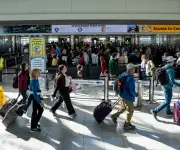 Aeropuertos de EE.UU. Normalizan Operaciones Tras Pago de Salarios a Agentes de TSA