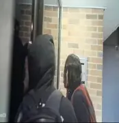 Alerta en Chapinero: Pareja sospechosa ingresa a edificios sin portería para cometer hurtos