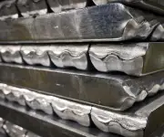 Aluminio se desploma más de 8% en Londres, mayor caída desde 2018 por guerra en Irán