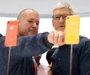 Apple otorga bonificaciones millonarias a diseñadores de iPhone para frenar fuga de talento hacia IA