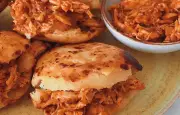 Arepas Rellenas de Pollo: Una Receta Tradicional para Semana Santa