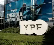 Argentina logra suspender presentación de pruebas en fallo judicial estadounidense sobre YPF