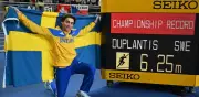 Armand Duplantis iguala a Sergey Bubka con su cuarto oro mundial bajo techo en Polonia