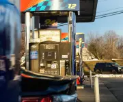 Aumento de precios de gasolina en EE.UU. tras ataque a Irán afecta a Trump