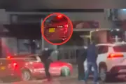 Autoridades rastrean Mazda rojo usado en violento robo en McDonald's de la 127 en Bogotá