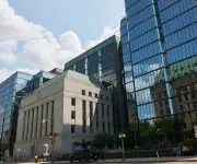 Banco de Canadá mantiene tasas sin cambios y minimiza impacto de crisis petrolera