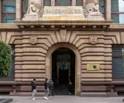 Banxico de México reanuda recortes de tasas pese a inflación en alza por guerra en Irán