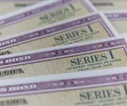 Bonos del Tesoro de EE.UU. suben mientras el petróleo retrocede desde máximos de años