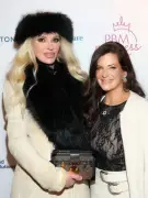 Brandi Glanville revela que implantes mamarios rotos causaron infección facial