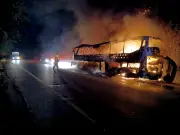 Bus de Torcoroma sufre incendio total en vía Carreto-Calamar; pasajeros a salvo