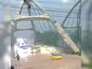 Caos vial en Bucaramanga: intensas lluvias causan inundaciones, vehículos atrapados y derrumbes
