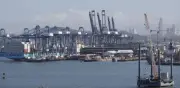 China retiene barcos panameños en represalia por pérdida de puertos en el Canal