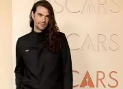 Cineasta español Oliver Laxe sorprende con gesto pro Palestina en alfombra roja de los Óscar