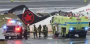 Colisión entre avión y vehículo paraliza el aeropuerto LaGuardia de Nueva York