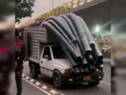 Conductor de Medellín circula sin visibilidad con tubos que cubren su panorámico