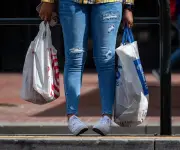 Confianza del consumidor en EE.UU. sube por mejor percepción del mercado laboral